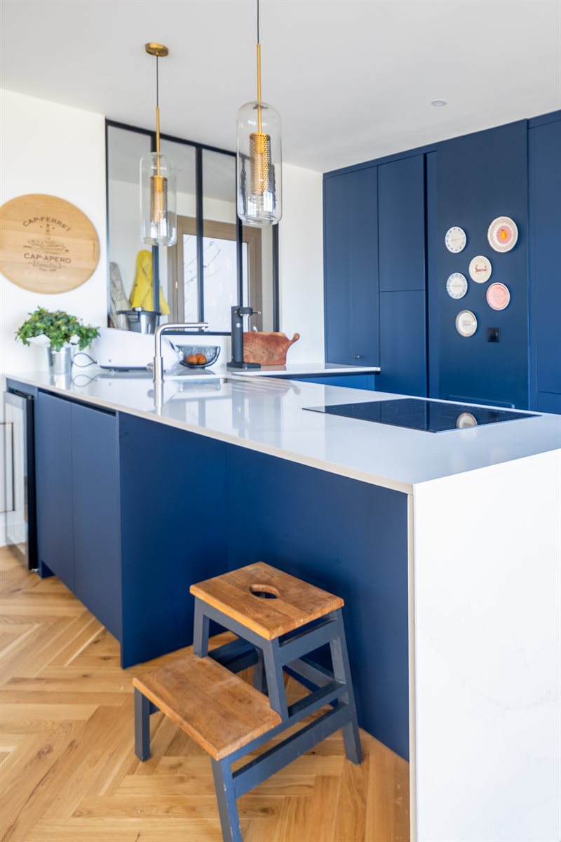 Cuisine moderne bleu marine et blanc à Bordeaux | Raison Home - 2