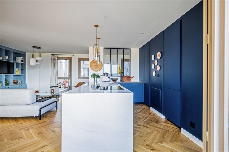 Cuisine moderne bleu marine et blanc à Bordeaux | Raison Home - 3