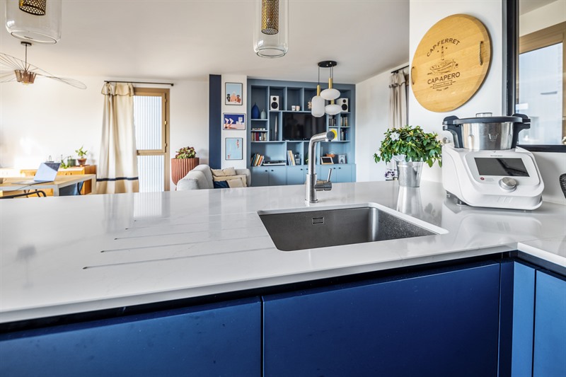 Cuisine moderne bleu marine et blanc à Bordeaux | Raison Home - 4