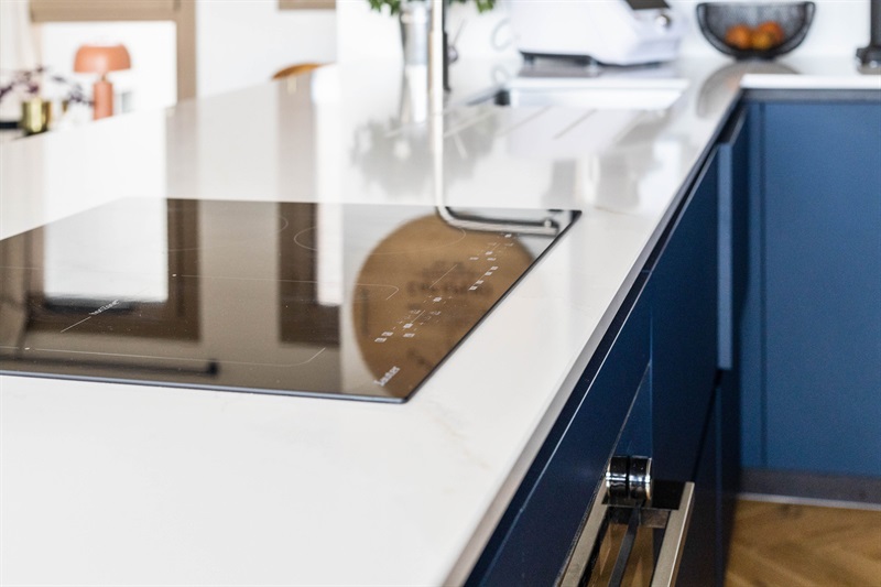 Cuisine moderne bleu marine et blanc à Bordeaux | Raison Home - 5