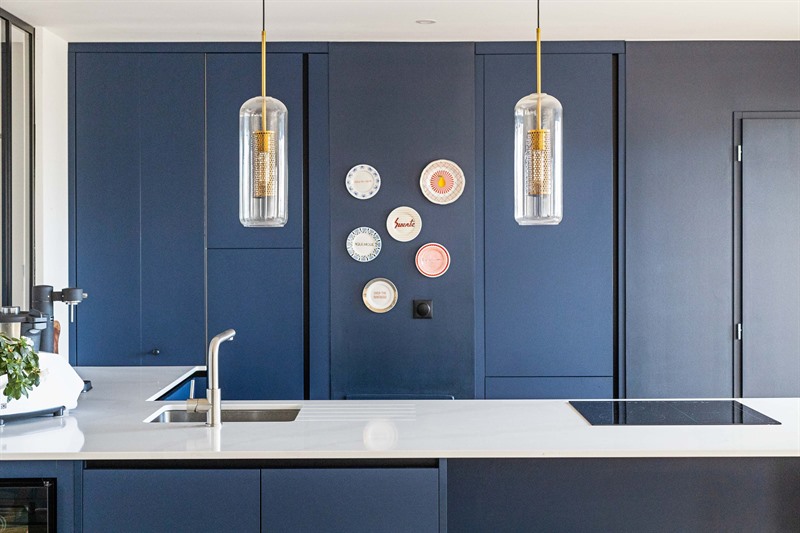 Cuisine moderne bleu marine et blanc à Bordeaux | Raison Home - 6