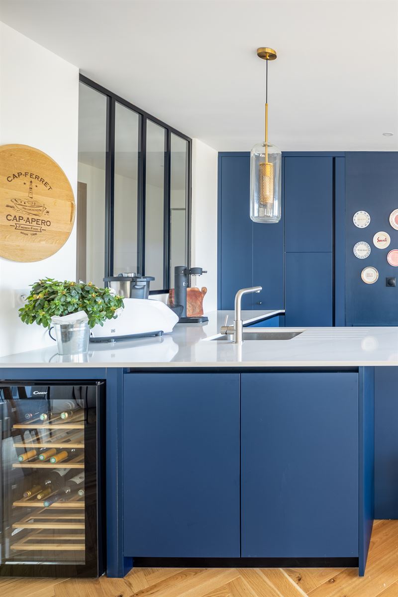 Cuisine moderne bleu marine et blanc à Bordeaux | Raison Home - 7