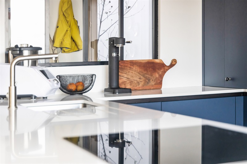 Cuisine moderne bleu marine et blanc à Bordeaux | Raison Home - 8