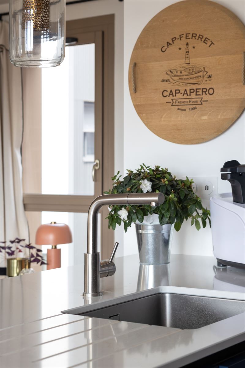 Cuisine moderne bleu marine et blanc à Bordeaux | Raison Home - 9