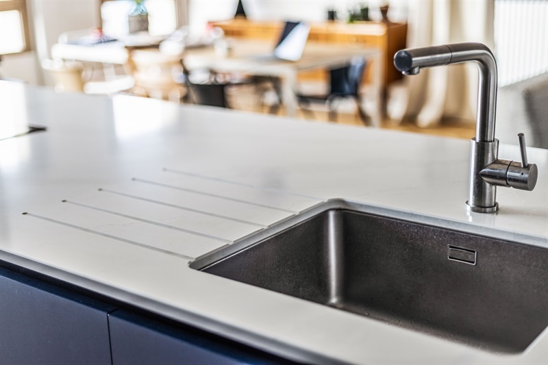 Cuisine moderne bleu marine et blanc à Bordeaux | Raison Home - 10
