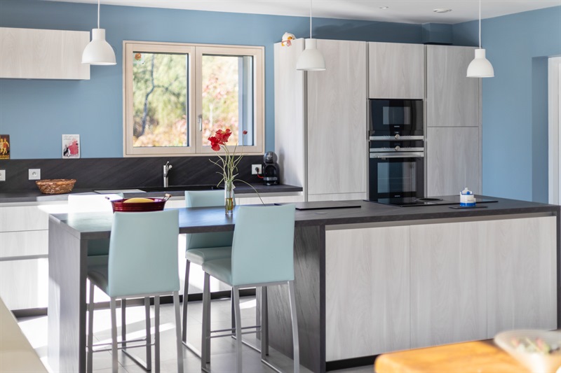 Cuisine ouverte de style contemporain blanc à Belhade | Raison Home - 1
