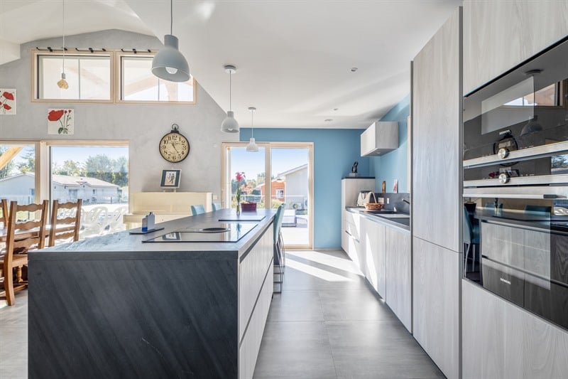 Cuisine ouverte de style contemporain blanc à Belhade | Raison Home - 2