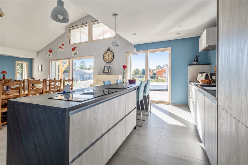 Cuisine ouverte de style contemporain blanc à Belhade | Raison Home - 3