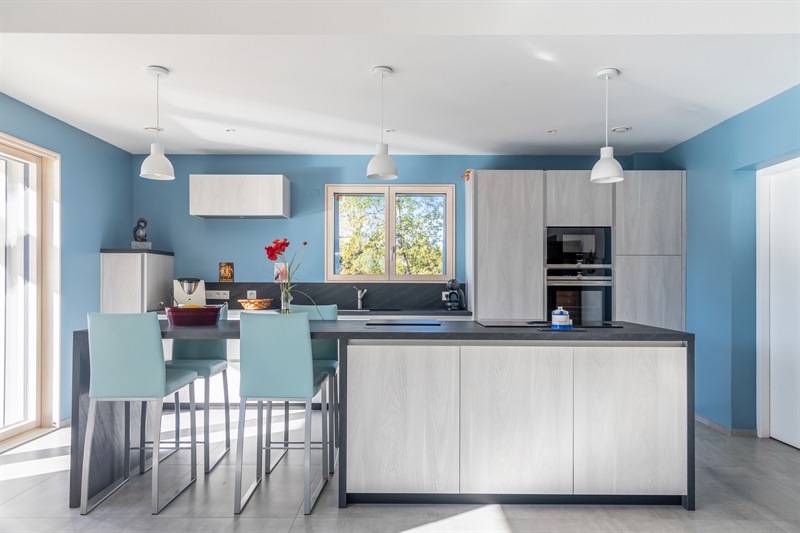 Cuisine ouverte de style contemporain blanc à Belhade | Raison Home - 4