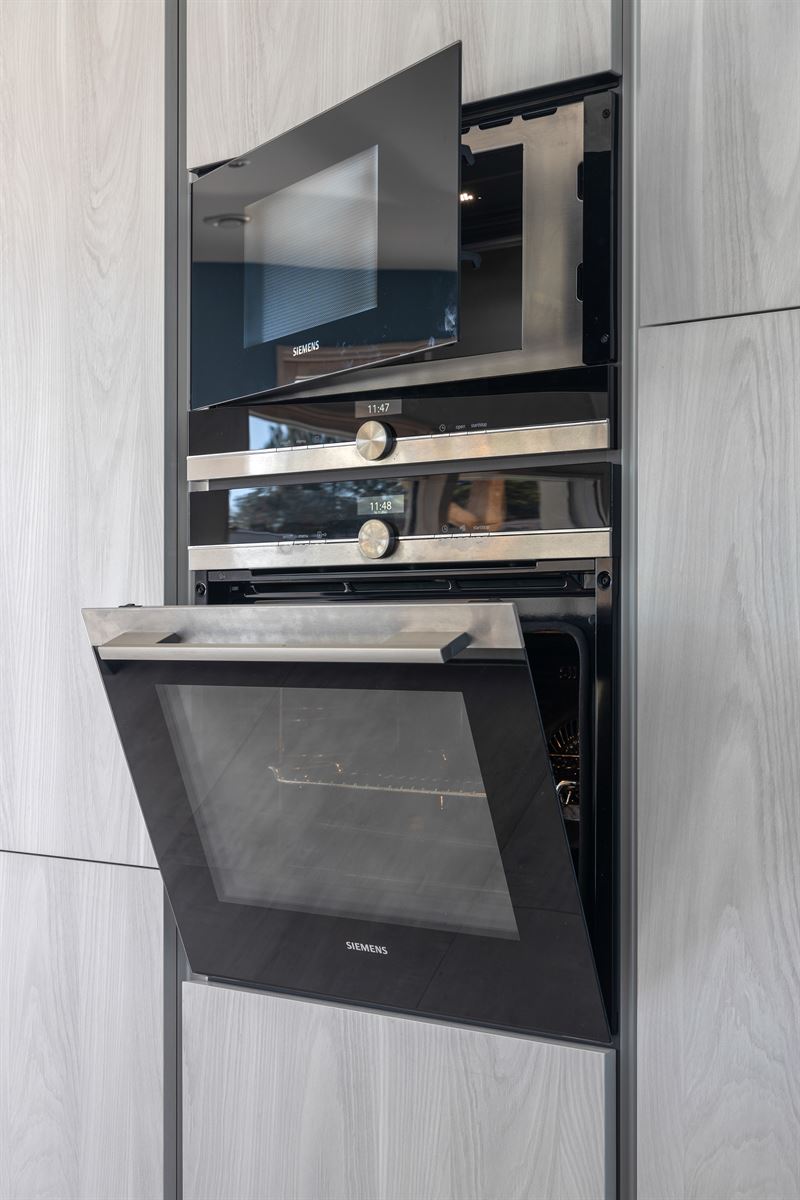 Cuisine ouverte de style contemporain blanc à Belhade | Raison Home - 5