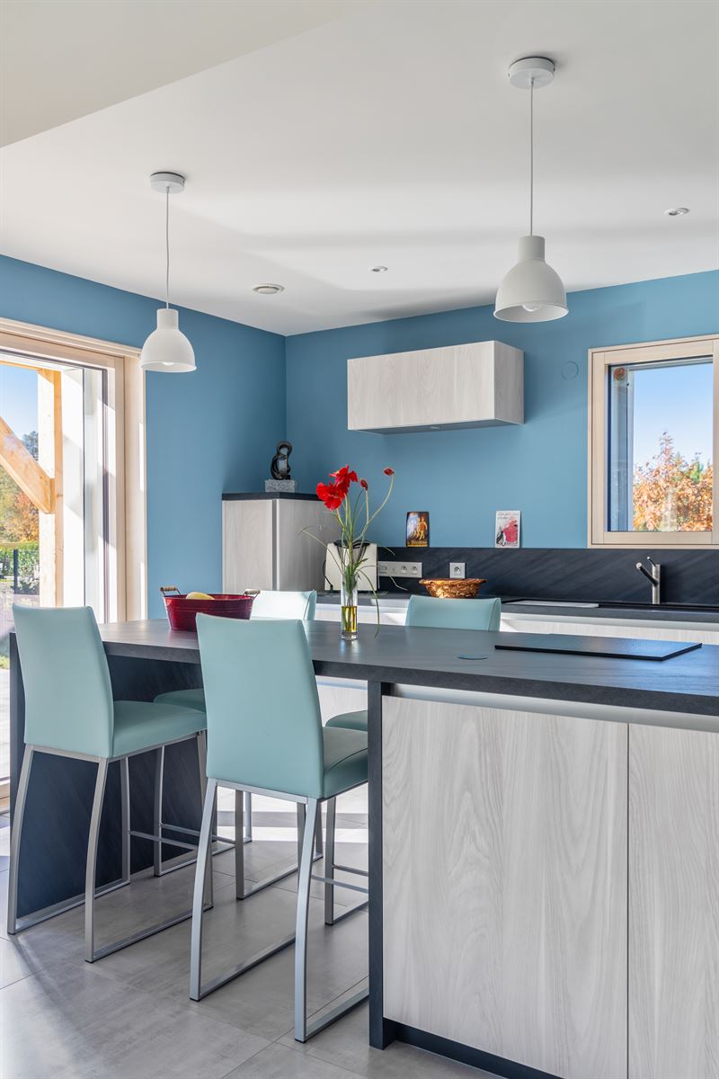 Cuisine ouverte de style contemporain blanc à Belhade | Raison Home - 7