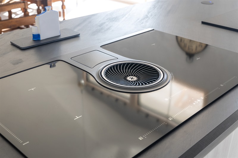 Cuisine ouverte de style contemporain blanc à Belhade | Raison Home - 9