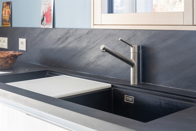 Cuisine ouverte de style contemporain blanc à Belhade | Raison Home - 10