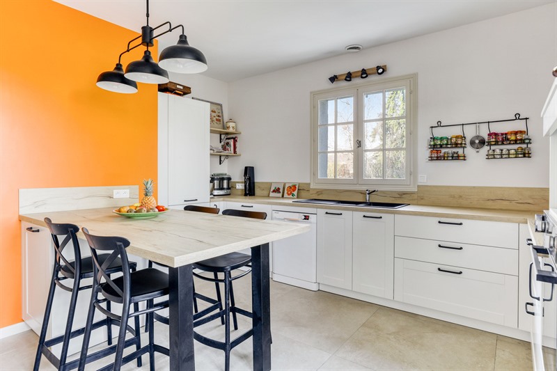 Cuisine fermée de style campagne bois, blanc avec mur orange flash à Montlouis-sur-Loire 1