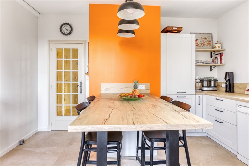 Cuisine fermée de style campagne bois, blanc avec mur orange flash à Montlouis-sur-Loire | Raison Home - 2