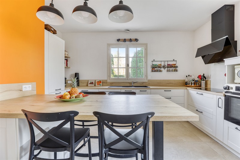 Cuisine fermée de style campagne bois, blanc avec mur orange flash à Montlouis-sur-Loire | Raison Home - 3