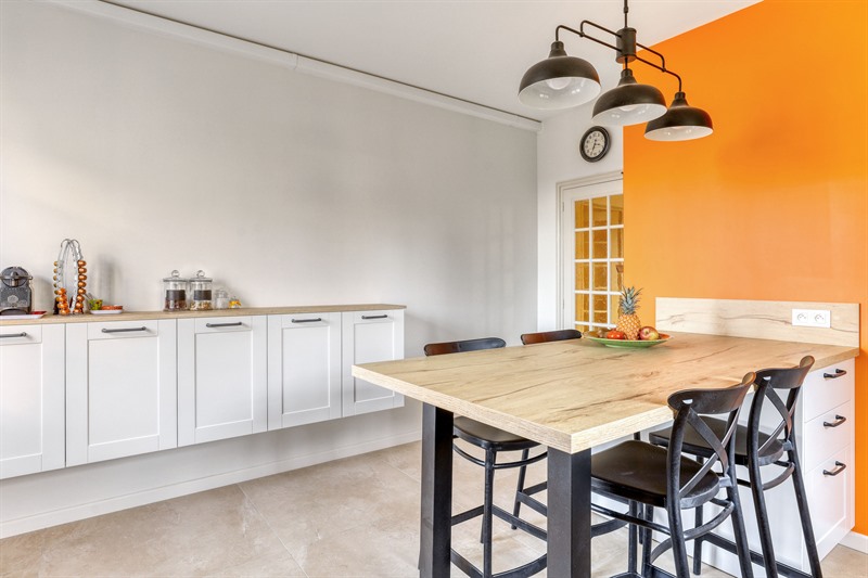 Cuisine fermée de style campagne bois, blanc avec mur orange flash à Montlouis-sur-Loire | Raison Home - 6