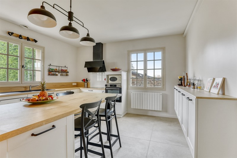 Cuisine fermée de style campagne bois, blanc avec mur orange flash à Montlouis-sur-Loire | Raison Home - 7