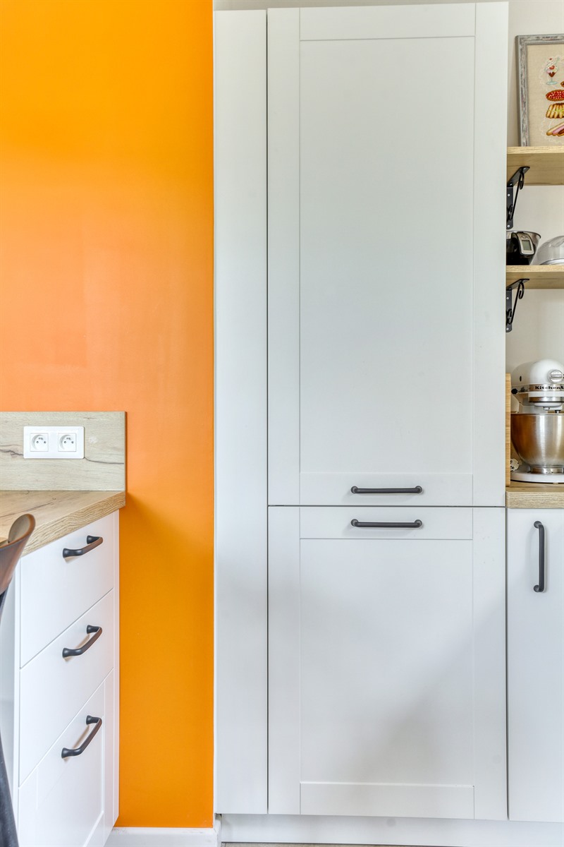 Cuisine fermée de style campagne bois, blanc avec mur orange flash à Montlouis-sur-Loire 9