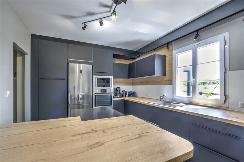 Cuisine fermée de style moderne bois et noir à Montlouis-sur-Loire | Raison Home - 1