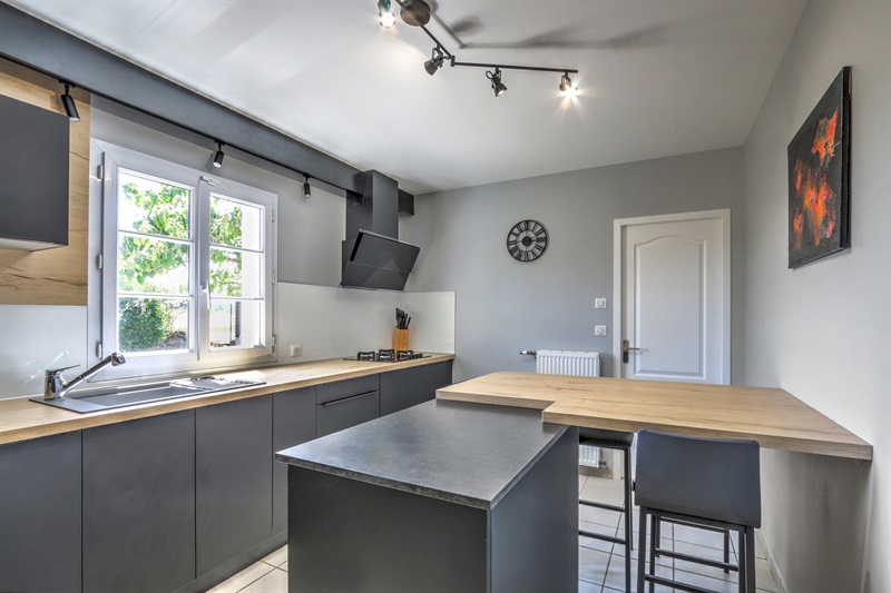 Cuisine fermée de style moderne bois et noir à Montlouis-sur-Loire | Raison Home - 2