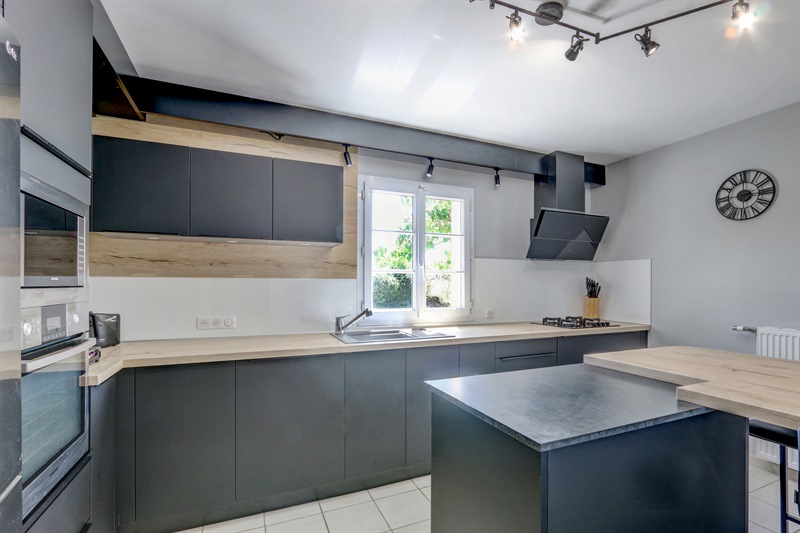 Cuisine fermée de style moderne bois et noir à Montlouis-sur-Loire | Raison Home - 3