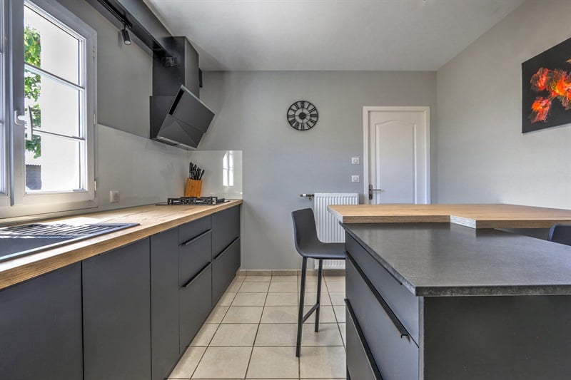 Cuisine fermée de style moderne bois et noir à Montlouis-sur-Loire | Raison Home - 7