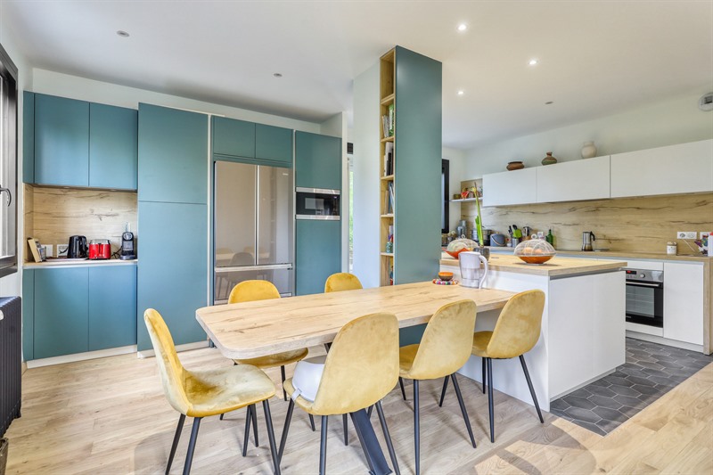 Cuisine ouverte de style moderne bois, blanc et vert à Tours | Raison Home - 1