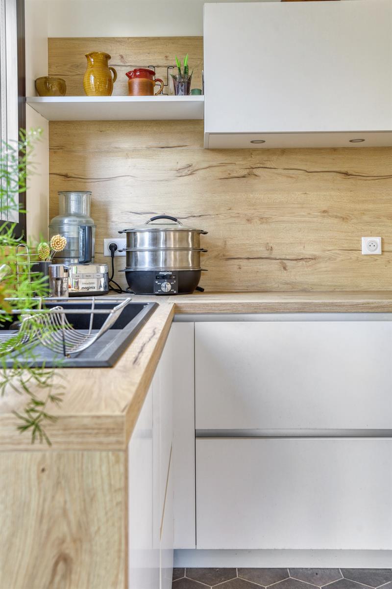 Cuisine ouverte de style moderne bois, blanc et vert à Tours | Raison Home - 8