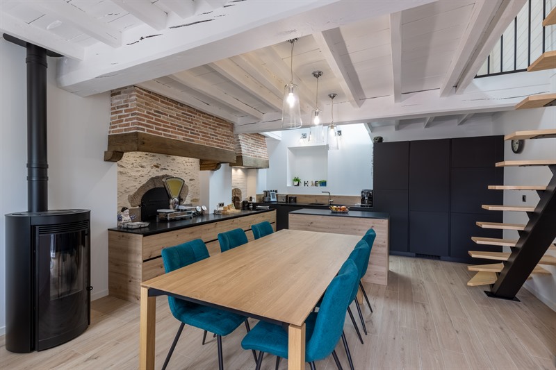 Cuisine fermée de style moderne bois et noir à La-Roche-sur-Yon | Raison Home - 1