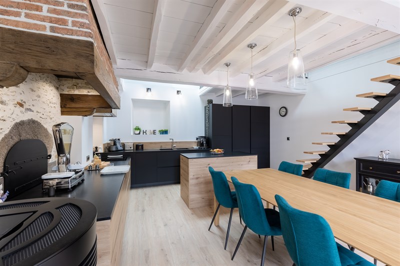 Cuisine fermée de style moderne bois et noir à La-Roche-sur-Yon | Raison Home - 2