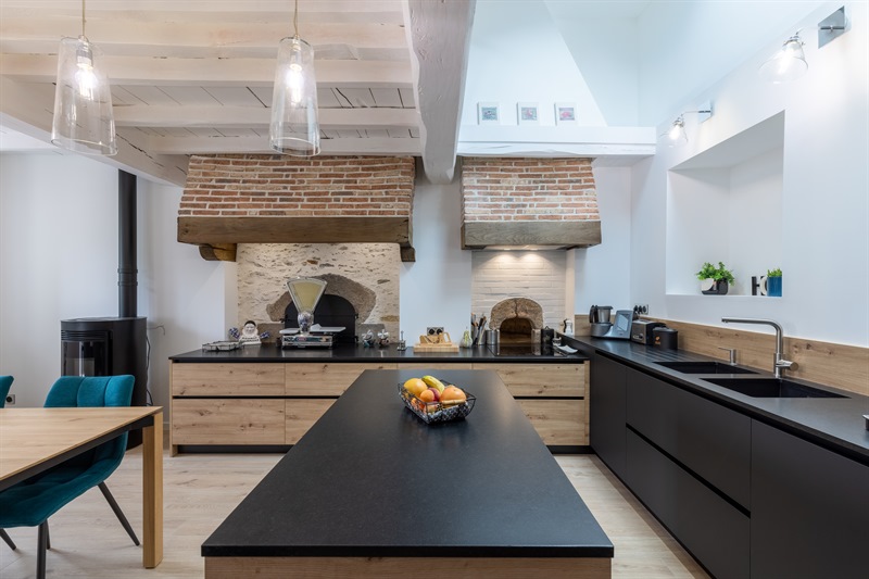 Cuisine fermée de style moderne bois et noir à La-Roche-sur-Yon 3