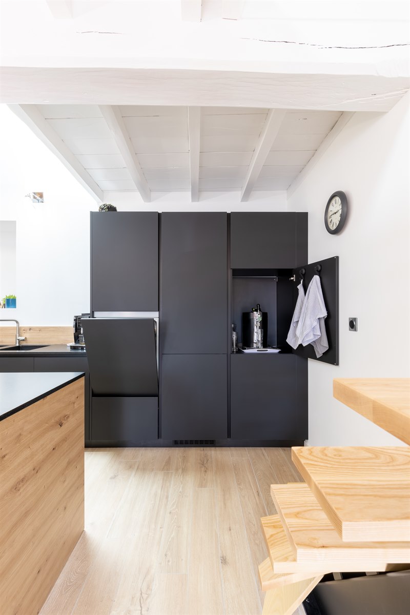 Cuisine fermée de style moderne bois et noir à La-Roche-sur-Yon | Raison Home - 6