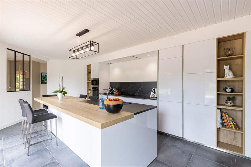 Cuisine fermée de style contemporain bois et blanc à Jard-sur-Mer | Raison Home - 1