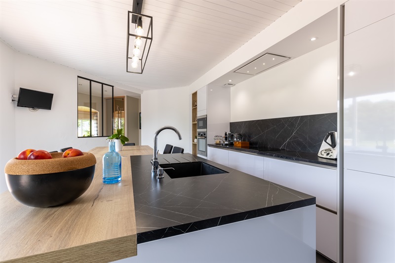 Cuisine fermée de style contemporain bois et blanc à Jard-sur-Mer | Raison Home - 2