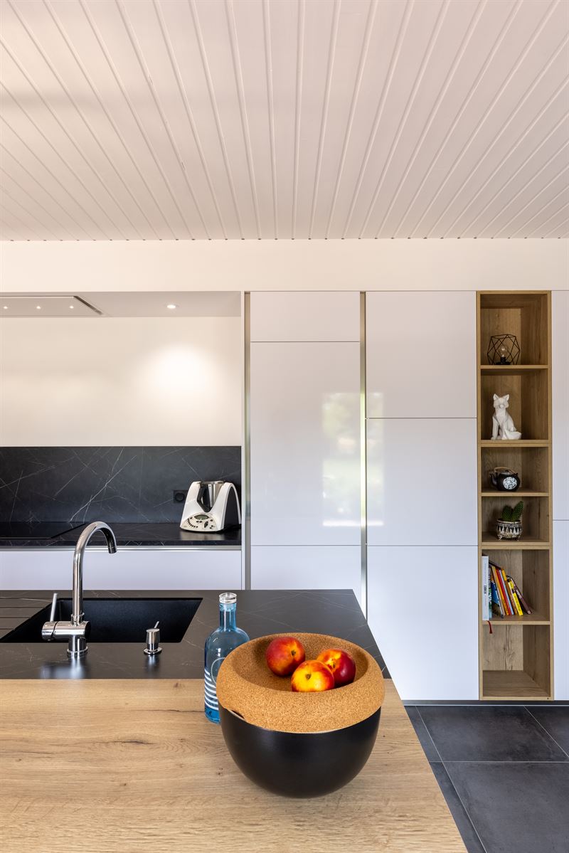 Cuisine fermée de style contemporain bois et blanc à Jard-sur-Mer | Raison Home - 3