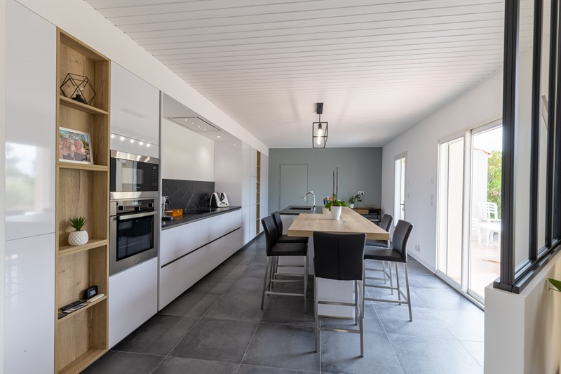 Cuisine fermée de style contemporain bois et blanc à Jard-sur-Mer 4