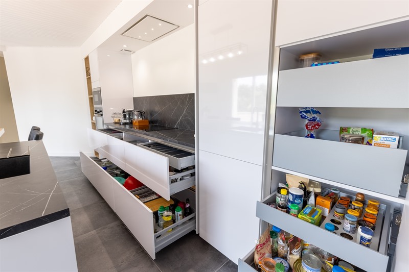 Cuisine fermée de style contemporain bois et blanc à Jard-sur-Mer | Raison Home - 5