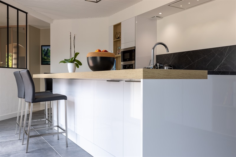 Cuisine fermée de style contemporain bois et blanc à Jard-sur-Mer | Raison Home - 7