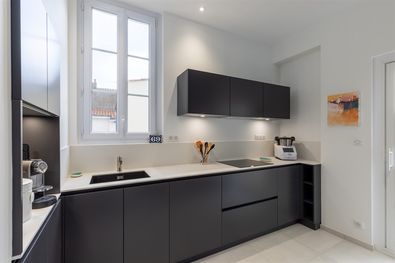 Cuisine fermée de style contemporain blanc aux Sables d'Olonne | Raison Home - 1