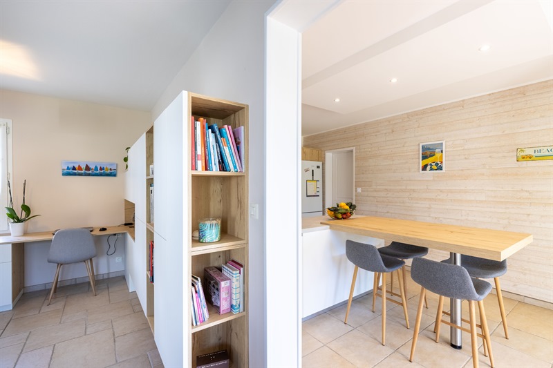 Salon-séjour ouvert de style contemporain bois et blanc à Talmont St Hilaire 1