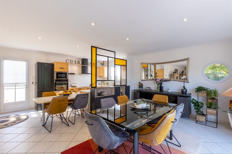 Salon-séjour ouvert de style moderne bois, blanc et orange à Talmont St Hilaire | Raison Home - 1