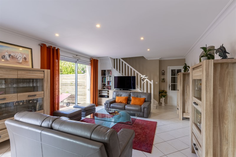 Salon-séjour ouvert de style moderne bois, blanc et orange à Talmont St Hilaire 4