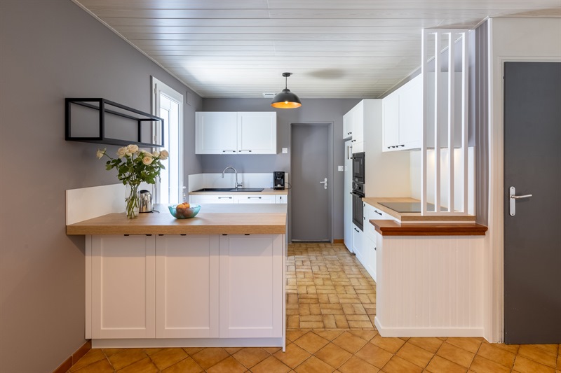 Cuisine ouverte de style moderne bois et blanc à Jard Sur Mer | Raison Home - 1