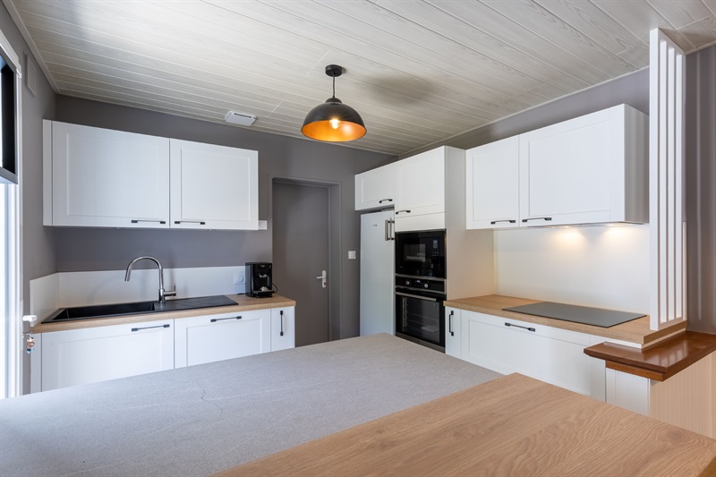 Cuisine ouverte de style moderne bois et blanc à Jard Sur Mer | Raison Home - 2