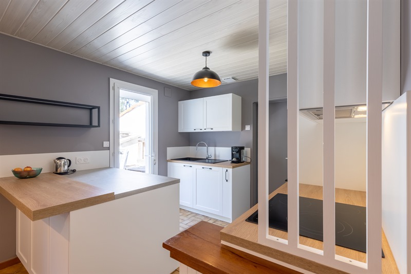 Cuisine ouverte de style moderne bois et blanc à Jard Sur Mer | Raison Home - 3