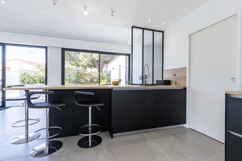 Cuisine ouverte de style contemporain bois et noir à Jard Sur Mer | Raison Home - 2