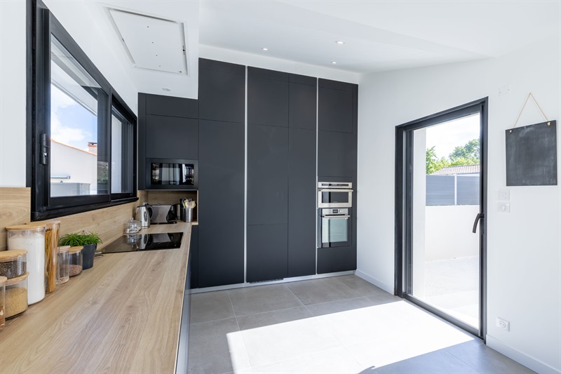 Cuisine ouverte de style contemporain bois et noir à Jard Sur Mer | Raison Home - 3