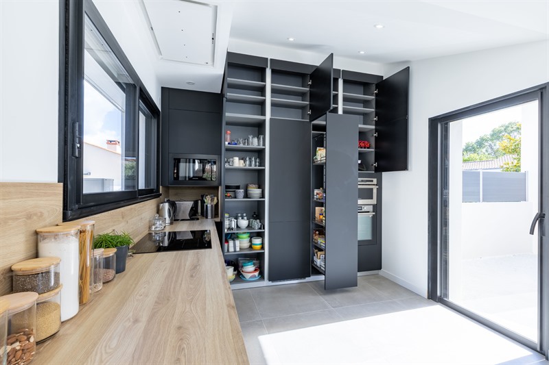 Cuisine ouverte de style contemporain bois et noir à Jard Sur Mer | Raison Home - 4