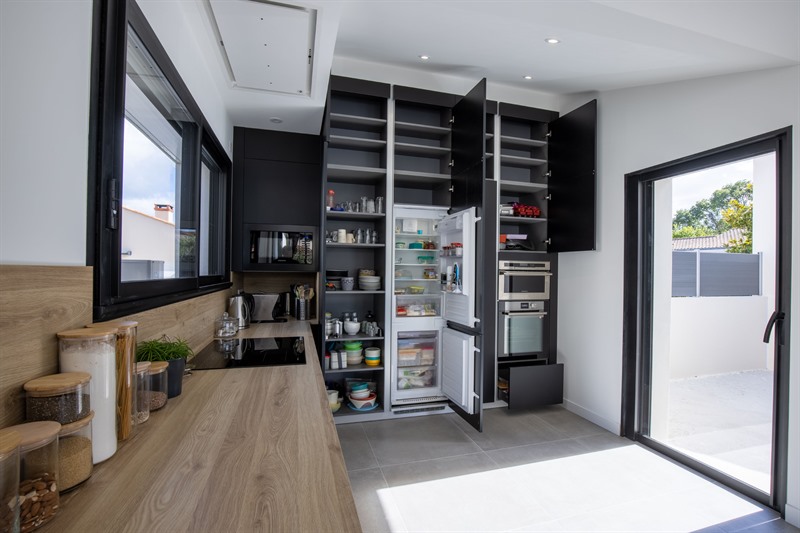 Cuisine ouverte de style contemporain bois et noir à Jard Sur Mer | Raison Home - 5